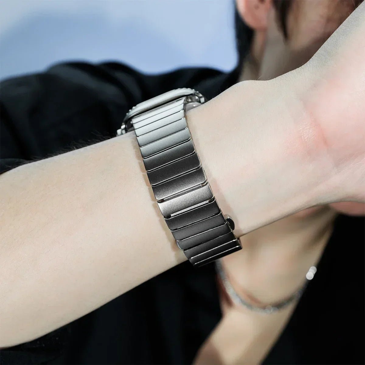 Stainless steel bracelet with full cover for Apple Watch, secure butterfly clasp, modern sporty style, Zedix model