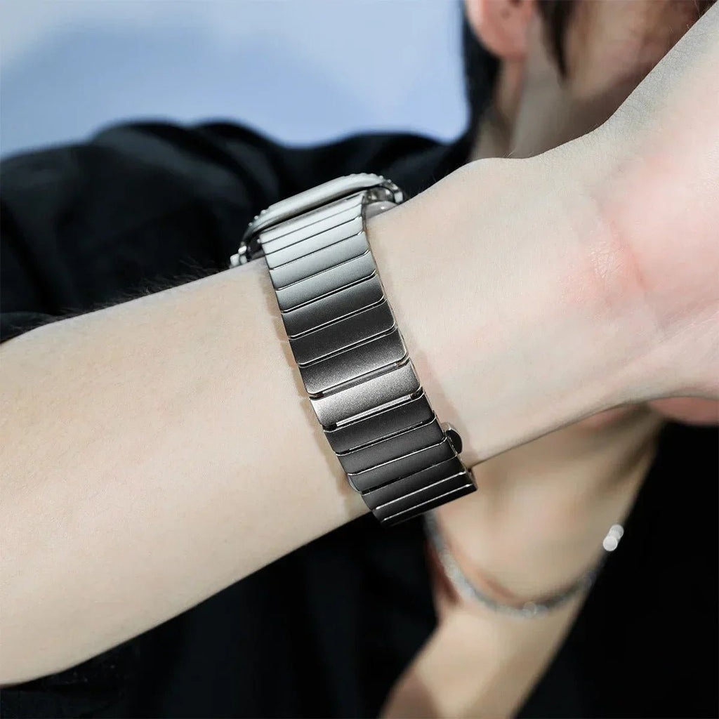 Stainless steel bracelet with full cover for Apple Watch, secure butterfly clasp, modern sporty style, Zedix model