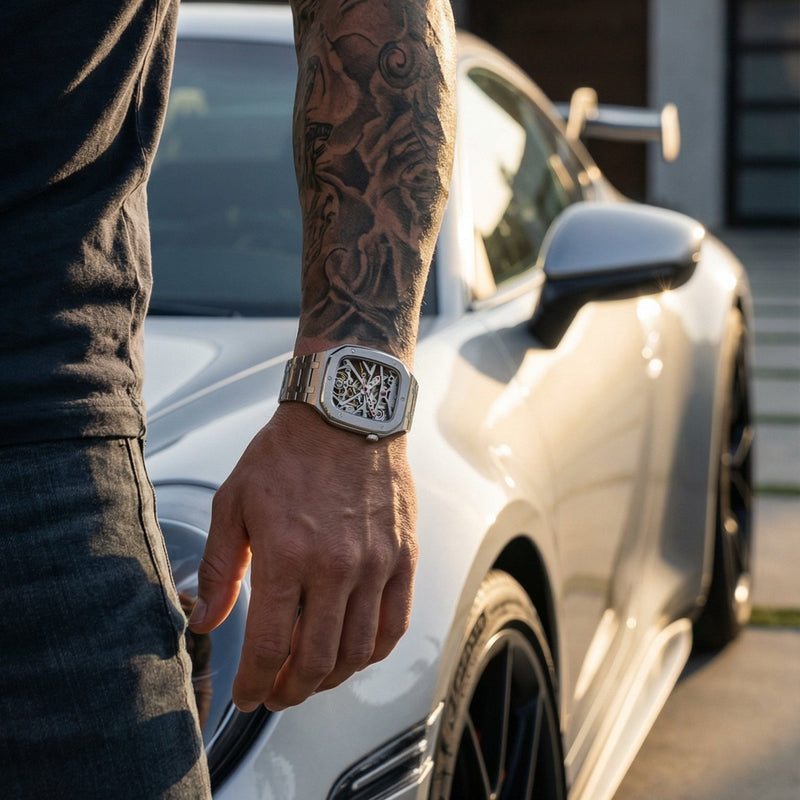 Bracelet en acier inoxydable gris avec coque squelette noir pour Apple Watch, design sportif et luxueux, porté au poignet.