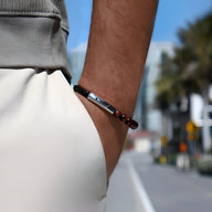 Bracelet en cuir noir avec pierres naturelles œil de tigre et plaque métallique argentée, style minimaliste homme.