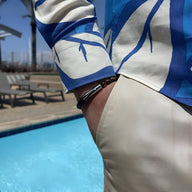 Bracelet homme en cuir marron avec pierres naturelles d'œil de tigre, style minimaliste.