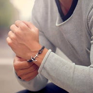 Bracelet ancre en coton noir avec fermoir en acier inoxydable modèle Cédric porté au poignet homme.