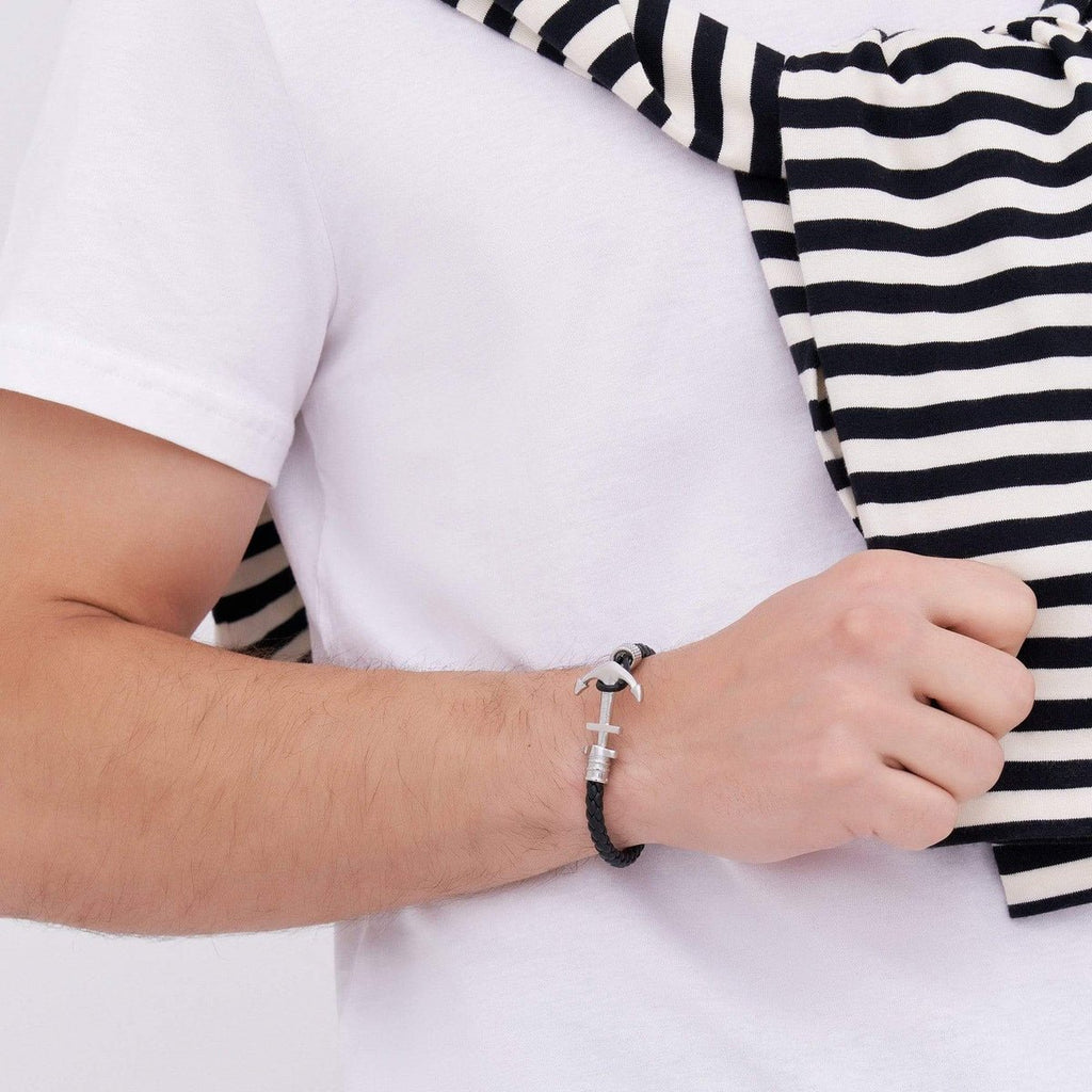 Bracelet ancre noir en cuir avec fermoir en acier inoxydable porté au poignet homme.