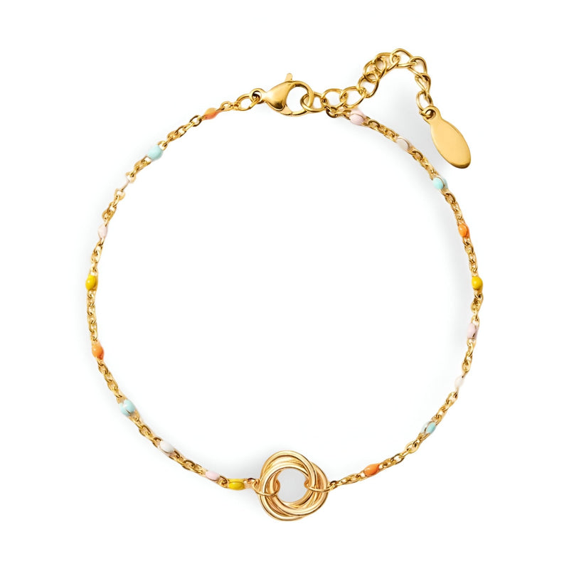 Bracelet fin en argent sterling avec anneaux entrelacés dorés et perles multicolores.