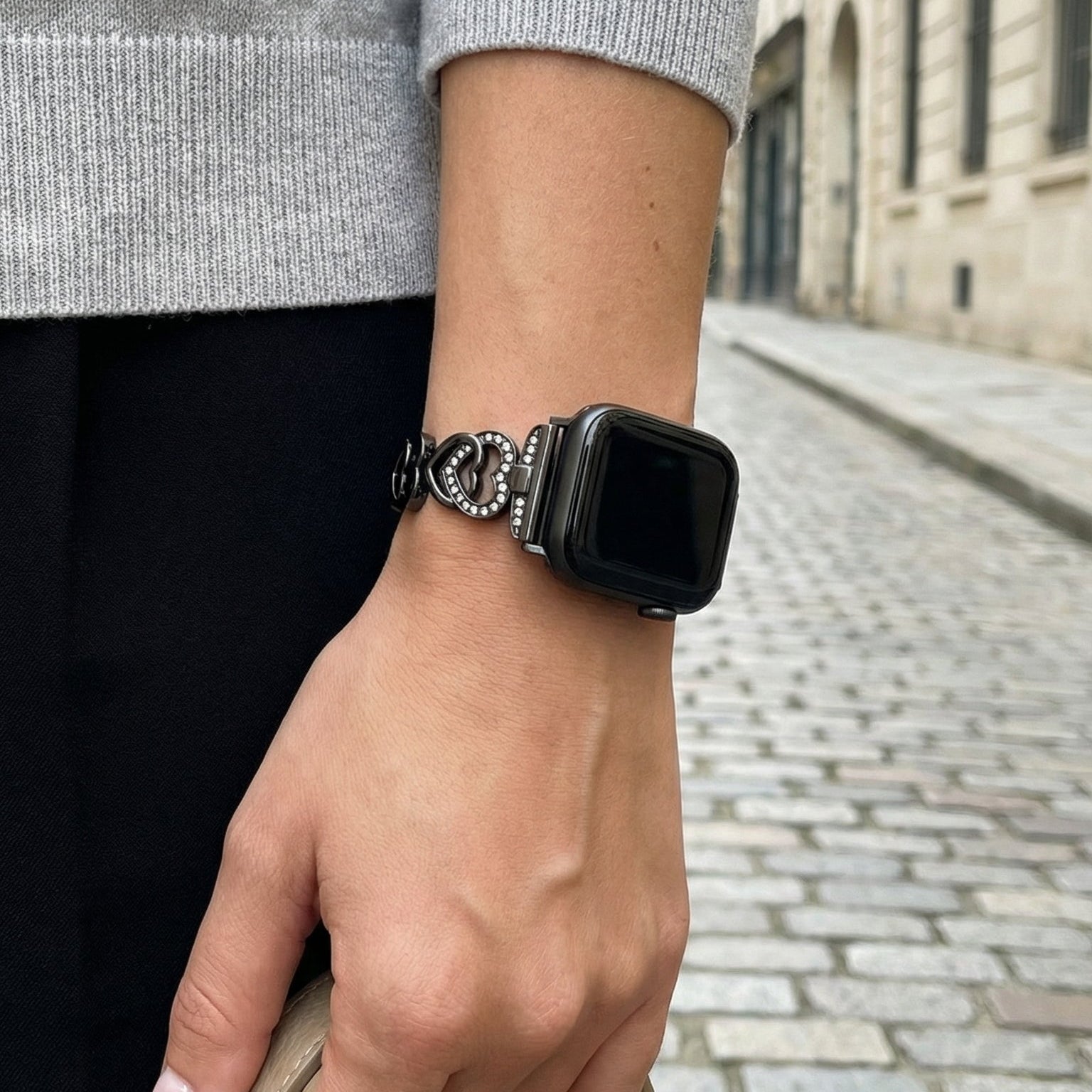 Apple Watch Armband aus Metall mit verschlungenen Herzgliedern, funkelnden Strasssteinen, verstellbarer Größe, Modell Pyrone