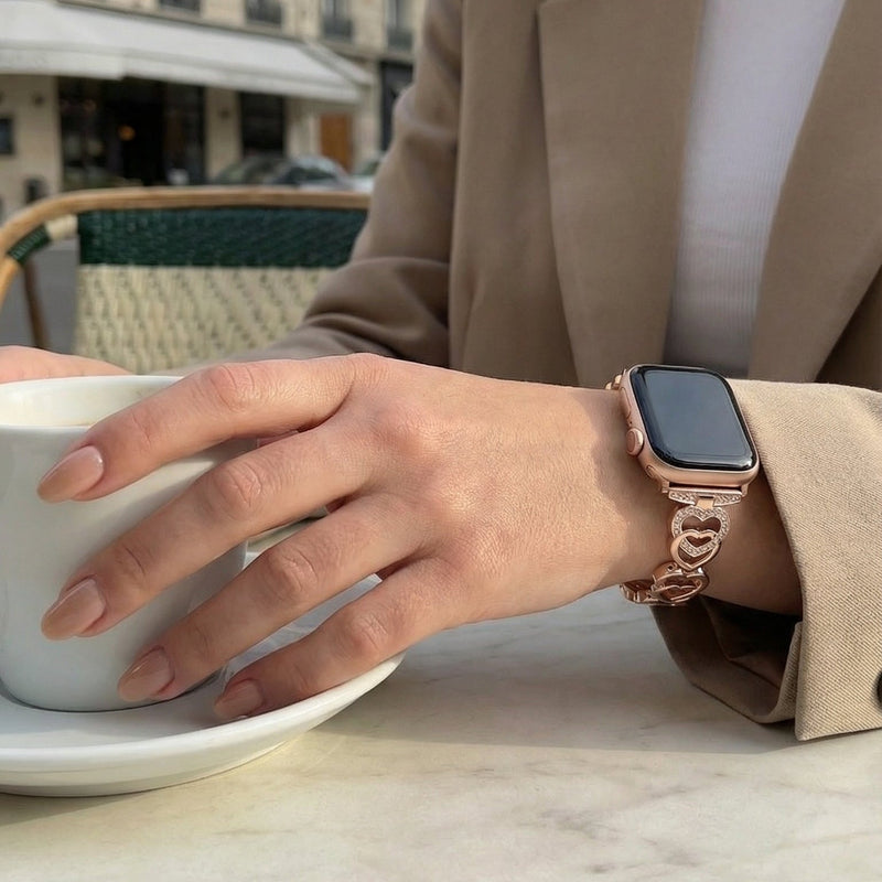 Apple Watch Armband aus Metall mit verschlungenen Herzgliedern, funkelnden Strasssteinen, verstellbarer Größe, Modell Pyrone
