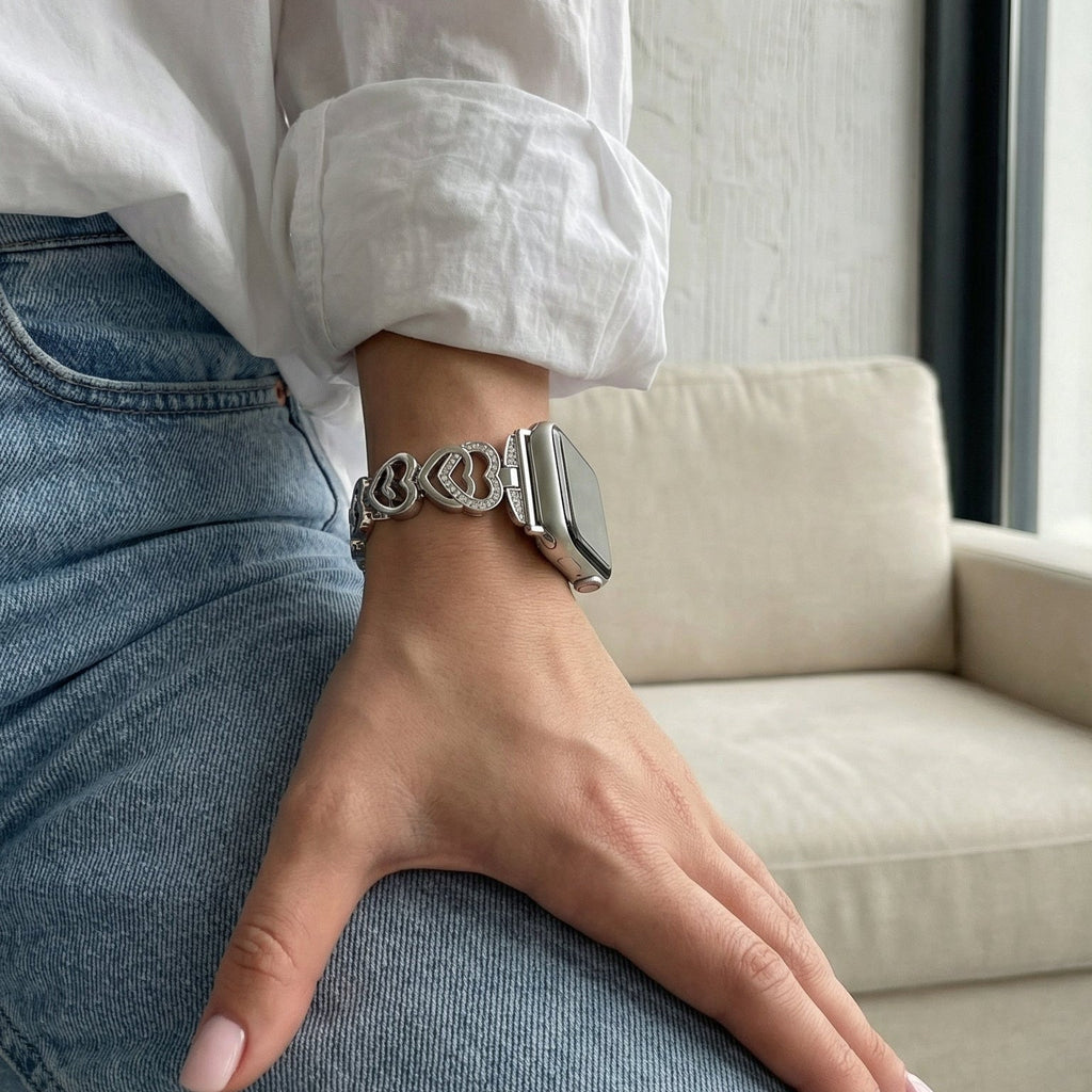 Apple Watch Armband aus Metall mit verschlungenen Herzgliedern, funkelnden Strasssteinen, verstellbarer Größe, Modell Pyrone
