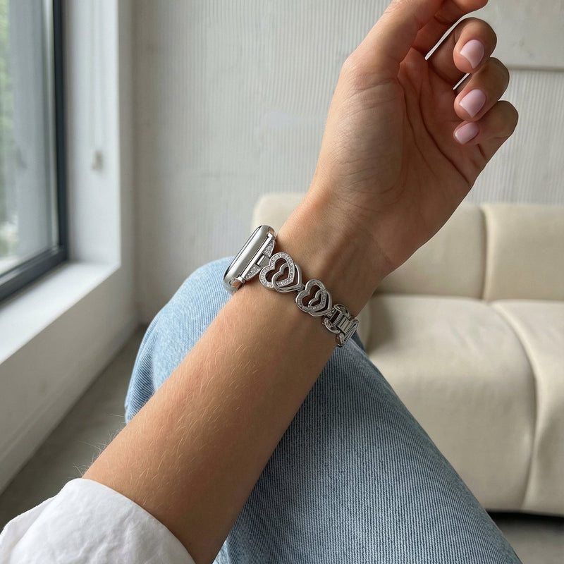 Apple Watch Armband aus Metall mit verschlungenen Herzgliedern, funkelnden Strasssteinen, verstellbarer Größe, Modell Pyrone