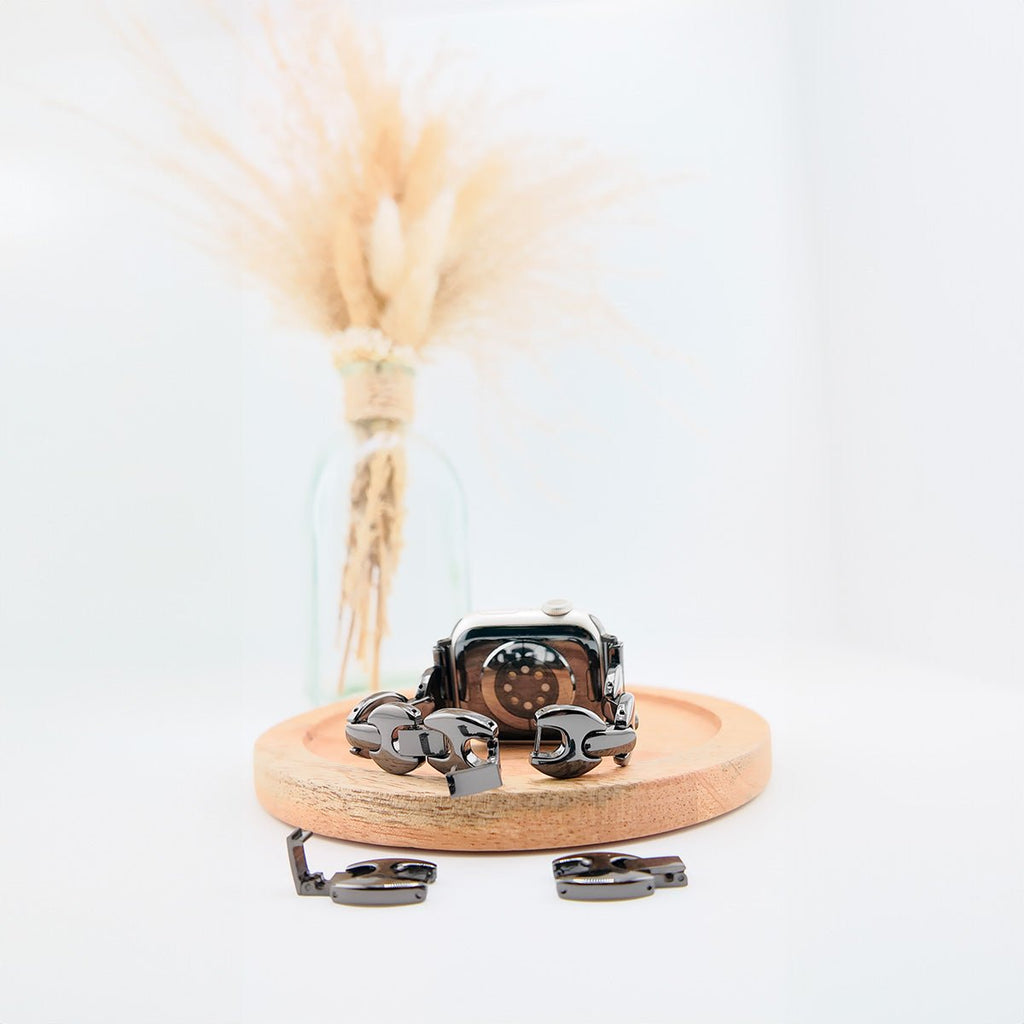 Bracelet mailles marine gris métal pour Apple Watch, design féminin moderne, modèle Vily.