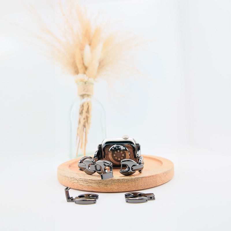 Bracelet mailles marine gris métal pour Apple Watch, design féminin moderne, modèle Vily.