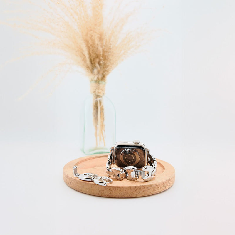 Bracelet Apple Watch en maille marine argentée avec fermoir, design moderne pour femme, modèle Vily.