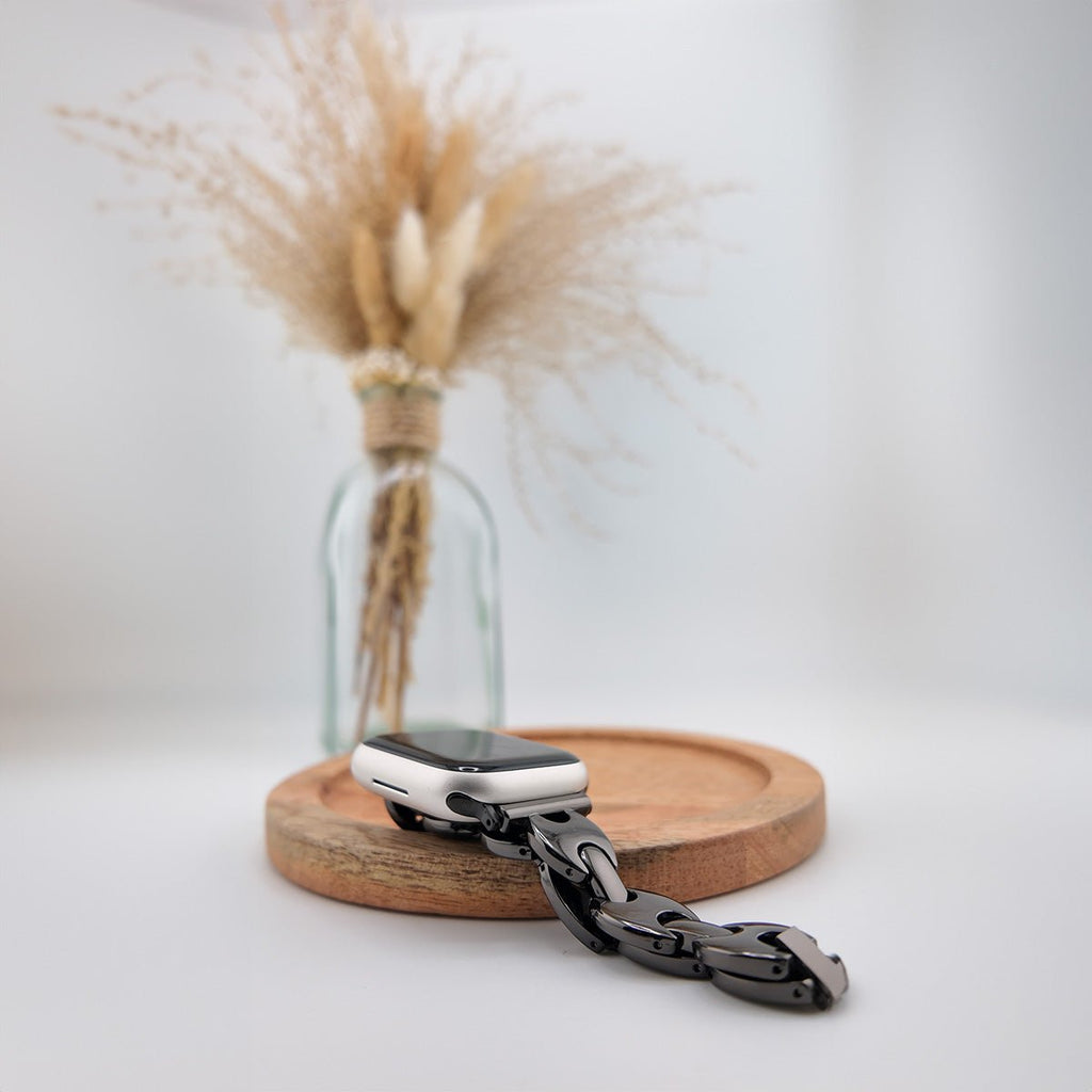 Bracelet Apple Watch femme en maillons marine noirs métalliques, design moderne et élégant.