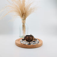 Bracelet Apple Watch en mailles marine argentées, style moderne, design féminin élégant.