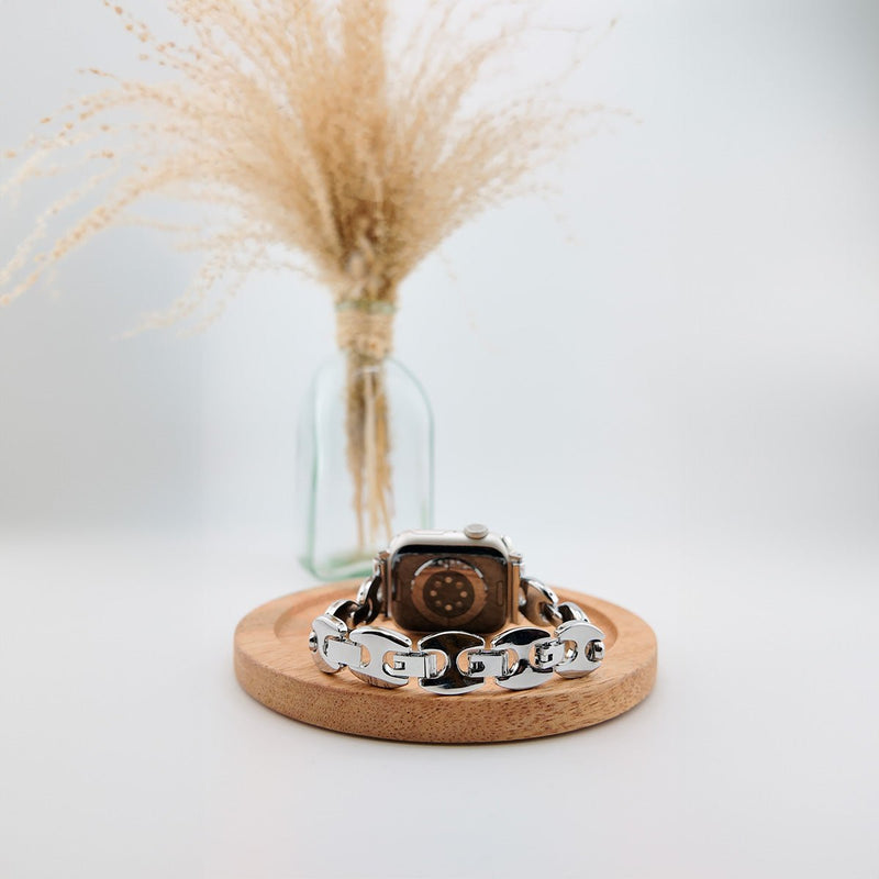 Bracelet Apple Watch en mailles marine argentées, style moderne, design féminin élégant.