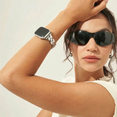 Bracelet Apple Watch mailles marine en acier argenté brillant, design moderne et élégant pour femme.