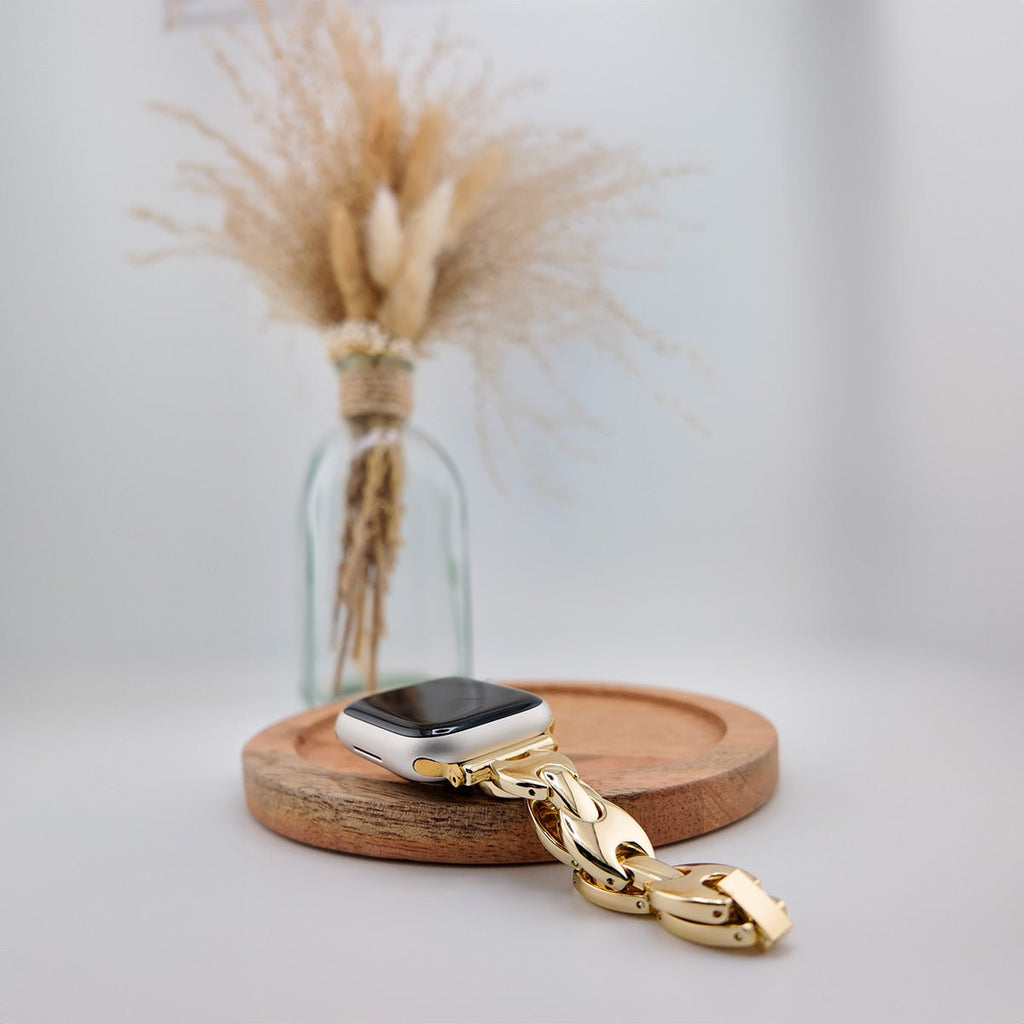 Bracelet Apple Watch pour femme en mailles larges métal doré, style moderne et élégant, modèle Vily.