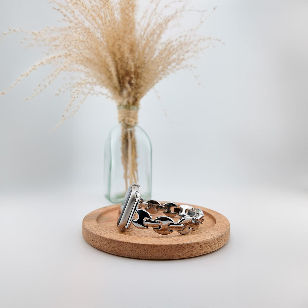 Bracelet Apple Watch pour femme en mailles marine argentées, design moderne et élégant.