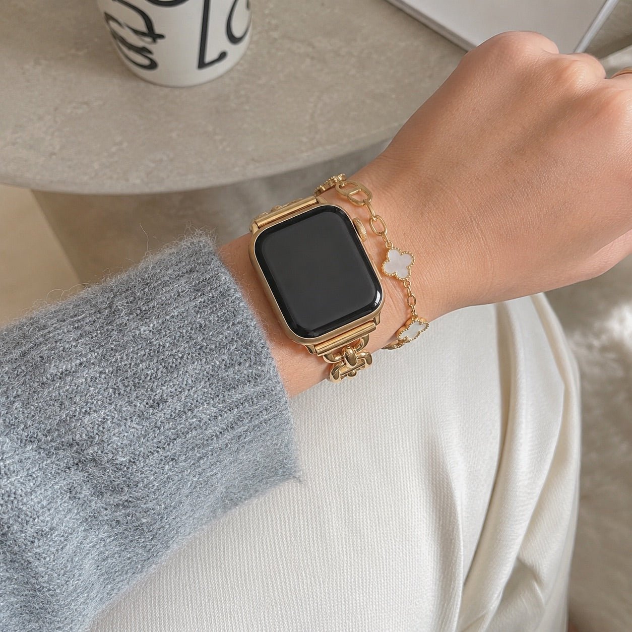 Bracelet Apple Watch à maillons en acier inoxydable, longueur réglable sans outil, allure chic et lumineuse, modèle Zurika