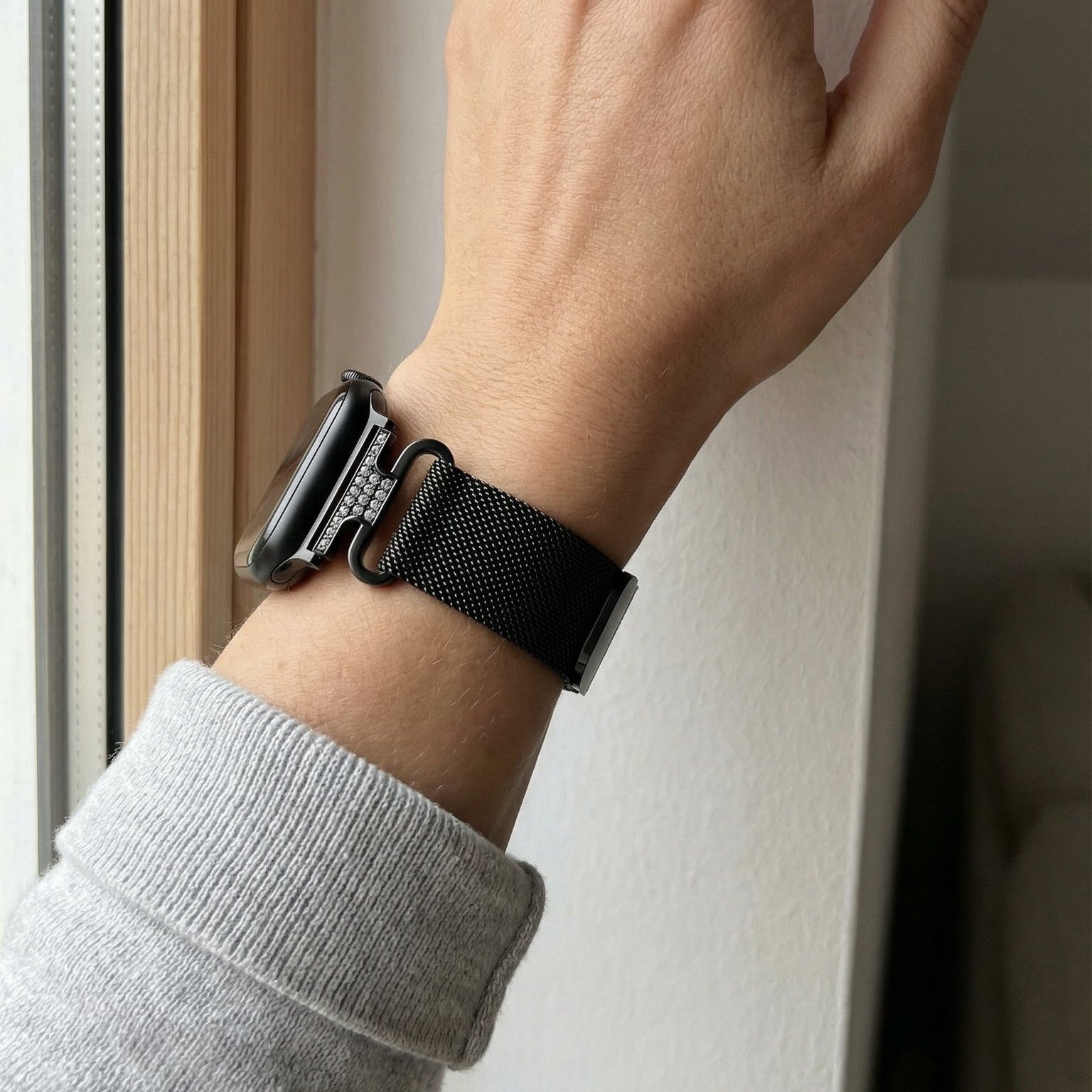 Bracelet Apple Watch acier inoxydable maille milanaise magnétique, compatible Apple Watch 38 à 49 mm, finition élégante avec détails zircon, modèle Élancia