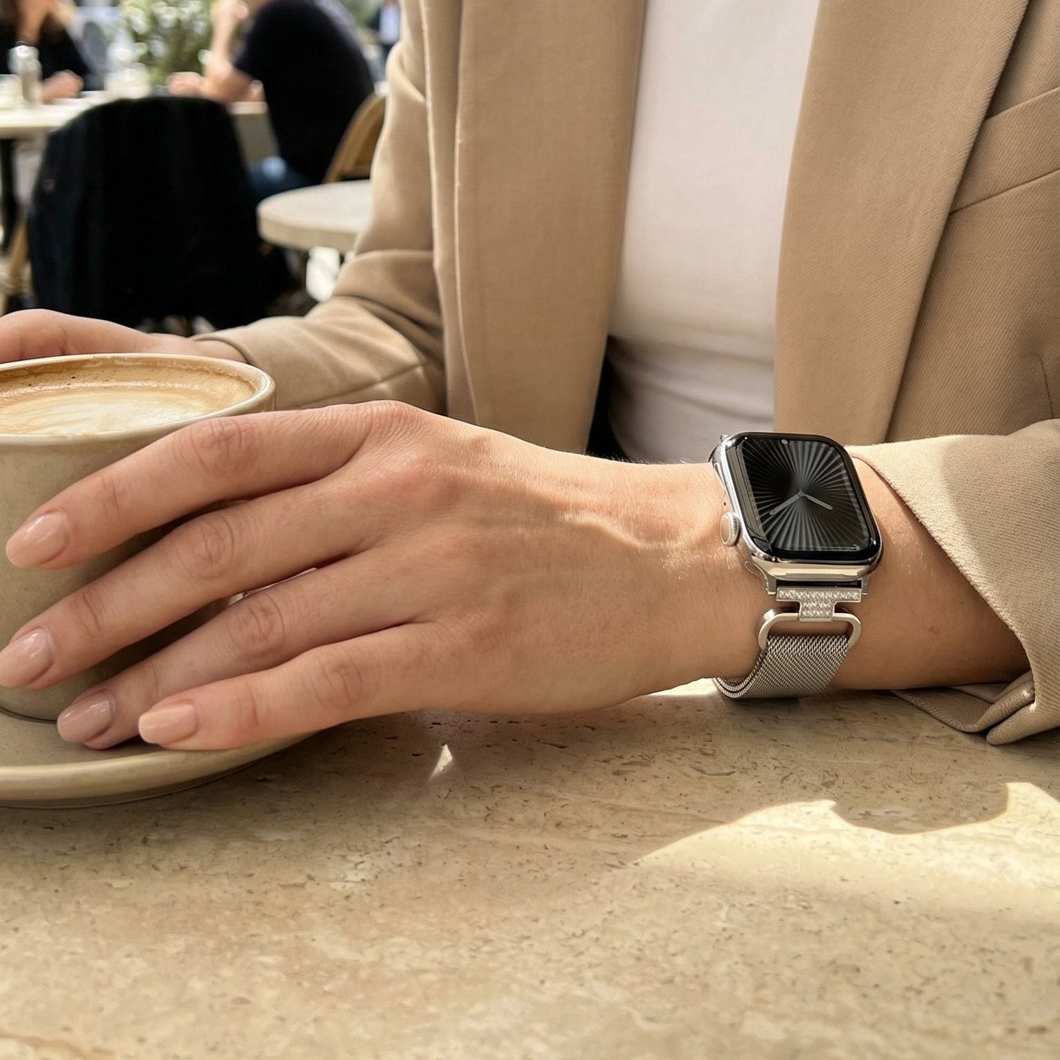 Bracelet Apple Watch acier inoxydable maille milanaise magnétique, compatible Apple Watch 38 à 49 mm, finition élégante avec détails zircon, modèle Élancia