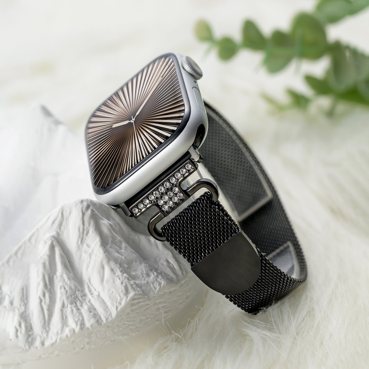 Bracelet Apple Watch acier inoxydable maille milanaise magnétique, compatible Apple Watch 38 à 49 mm, finition élégante avec détails zircon, modèle Élancia