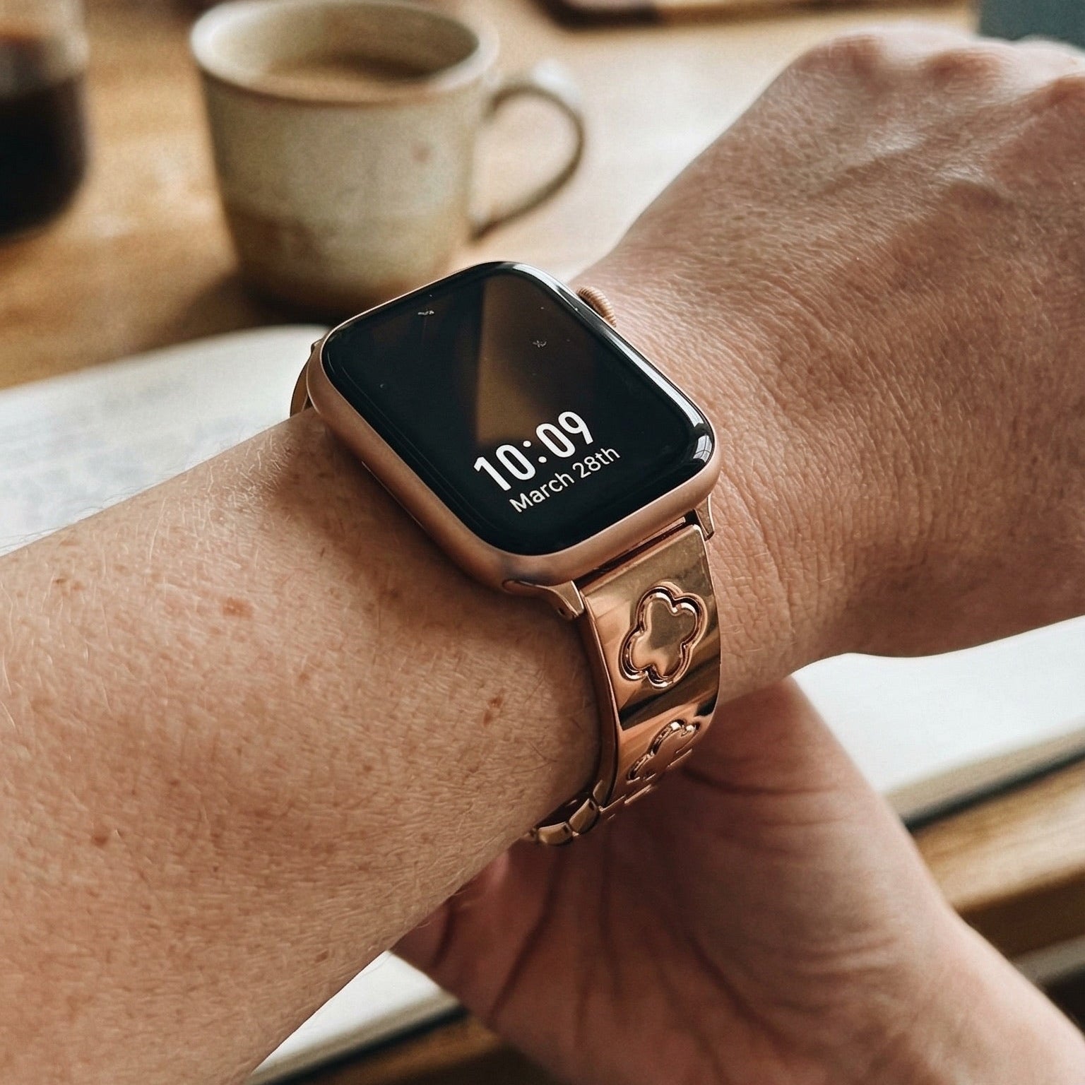 Bracelet Apple Watch acier inoxydable motif trèfle, bracelet jonc élégant pour montre connectée Apple, modèle Tréfa