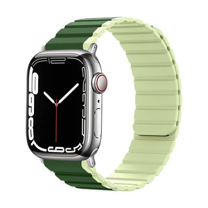 Bracelet Apple Watch silicone bicolore vert foncé et vert clair avec fermeture magnétique double face.
