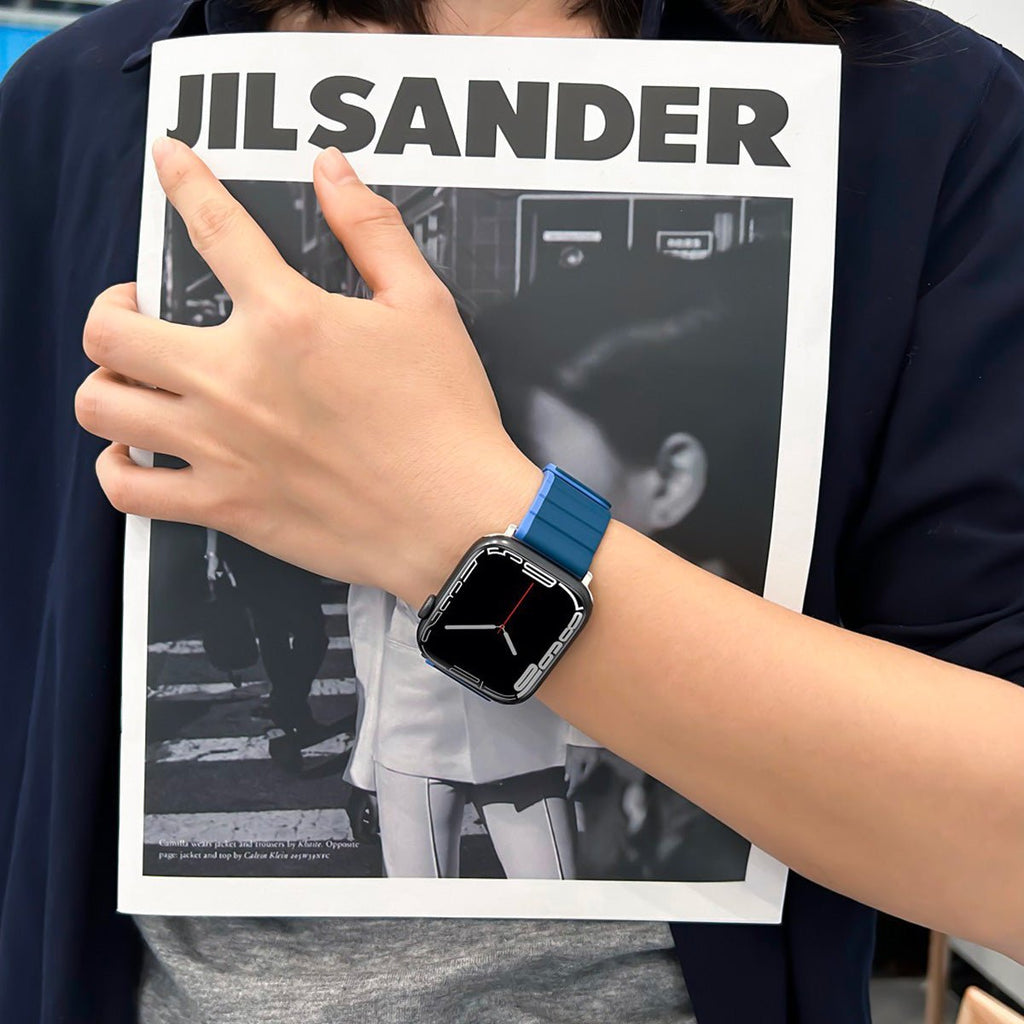 Bracelet Apple Watch silicone bicolore bleu et noir avec fermoir magnétique double face, style sport et moderne.