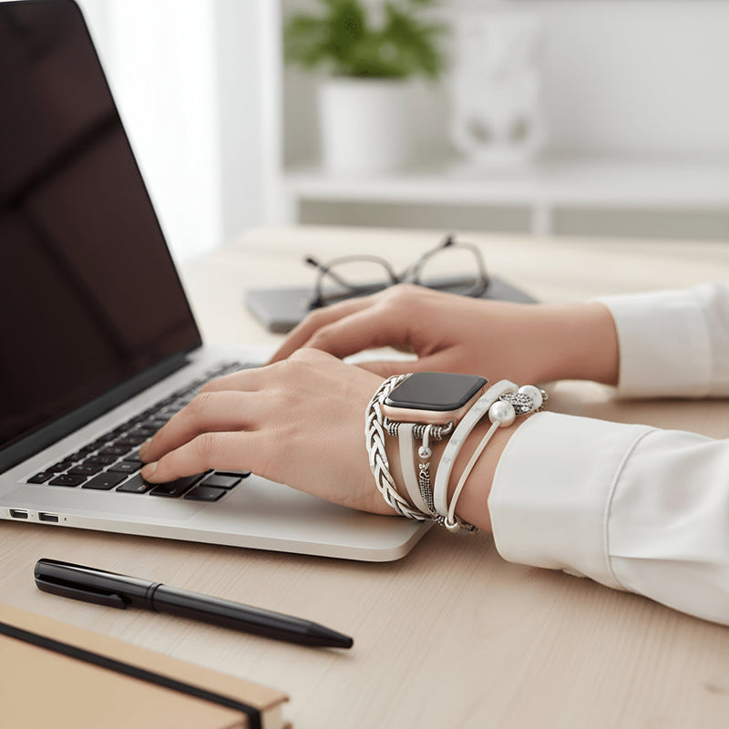 Bracelet Apple Watch pour femme en cuir beige avec pendentif arbre de vie argenté et détails tressés.