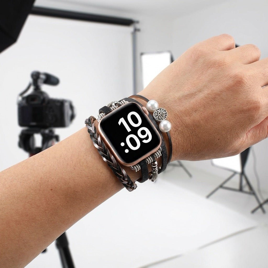 Bracelet pour Apple Watch en métal argenté avec maillons amovibles et pendentif arbre de vie délicat.