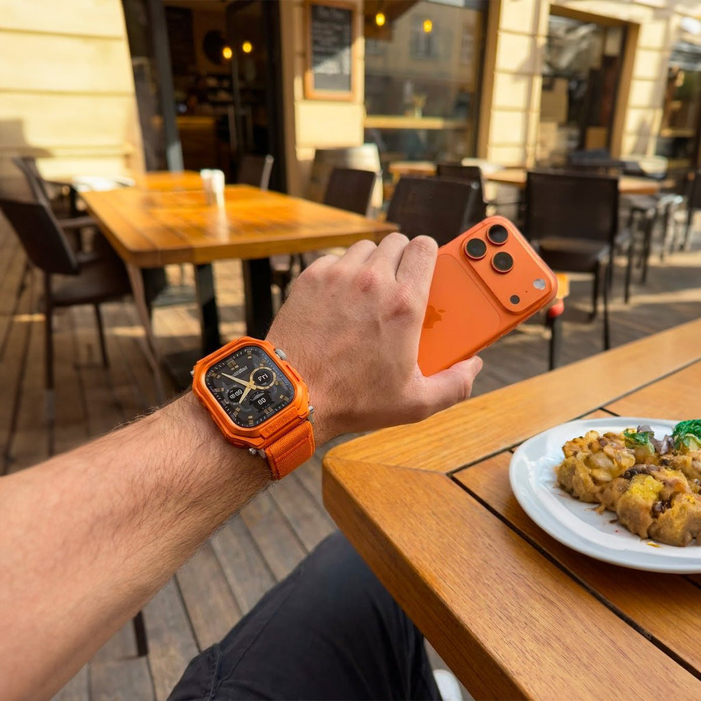 Bracelet Apple Watch en nylon tressé orange avec coque intégrée et fermeture à boucle, style robuste baroudeur.