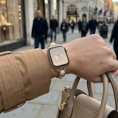 Bracciale Apple Watch gioiello con perle e similpelle vegan, cinturino decorativo per smartwatch con perle e dettagli luminosi, modello Vilestia