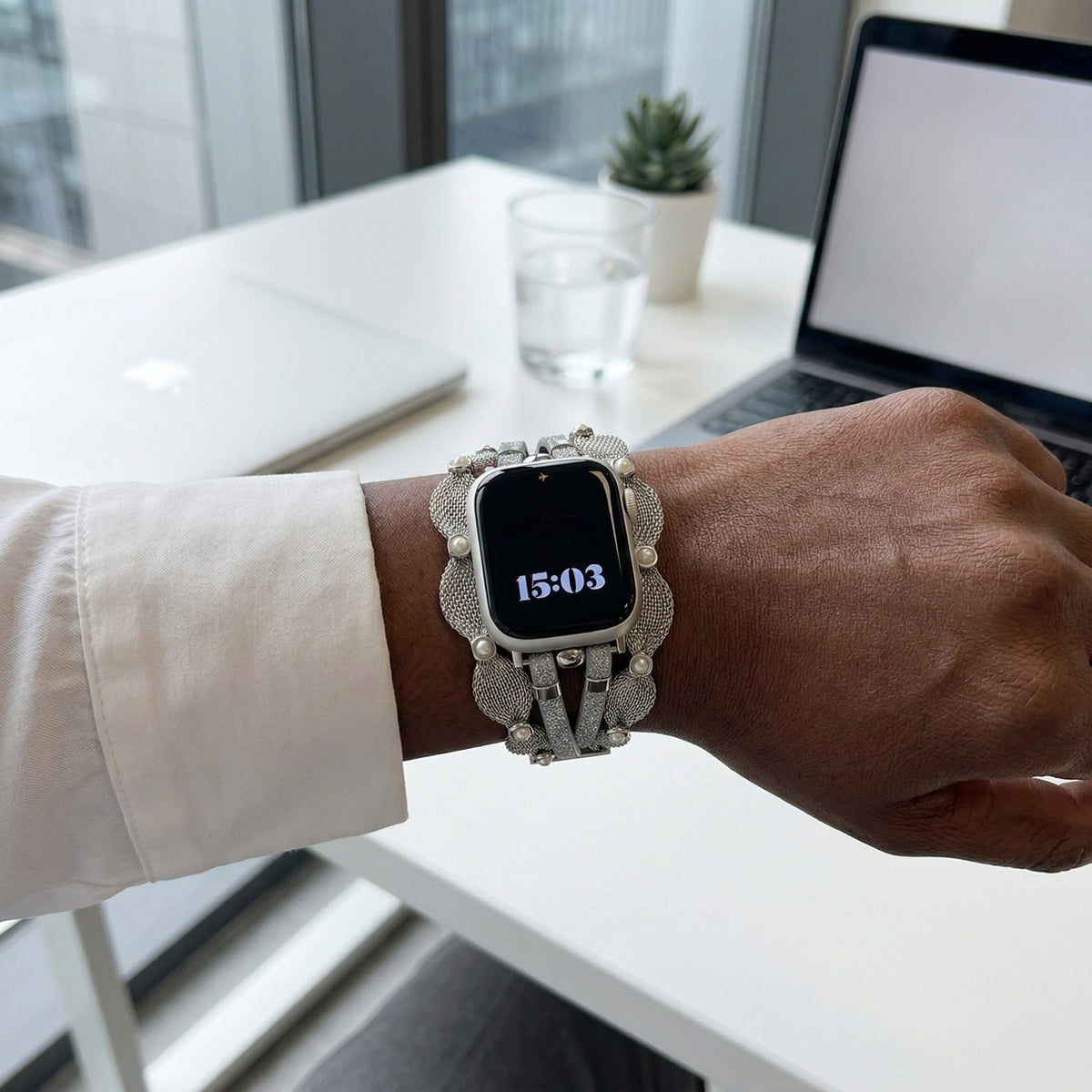 Bracciale Apple Watch elegante, maglia intrecciata, perle madreperlate, cinturini scintillanti, chiusura a clip, modello Darune
