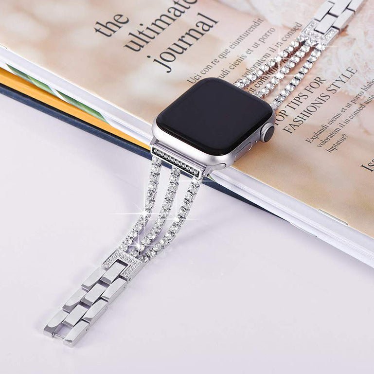 Bracelet Apple Watch en métal argenté avec deux rangées de cristaux scintillants et fermoir intégré élégant.
