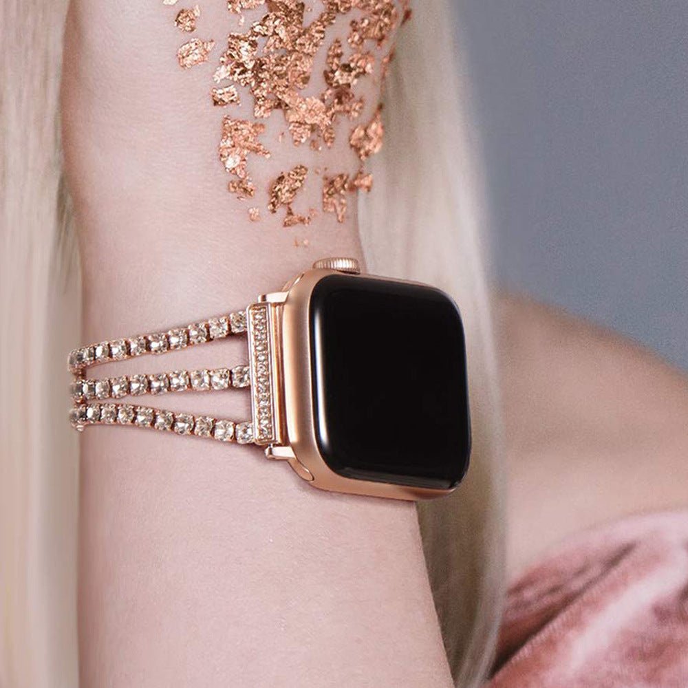 Bracelet Apple Watch en métal doré rose avec trois rangées de cristaux scintillants, fermoir élégant et design raffiné,.