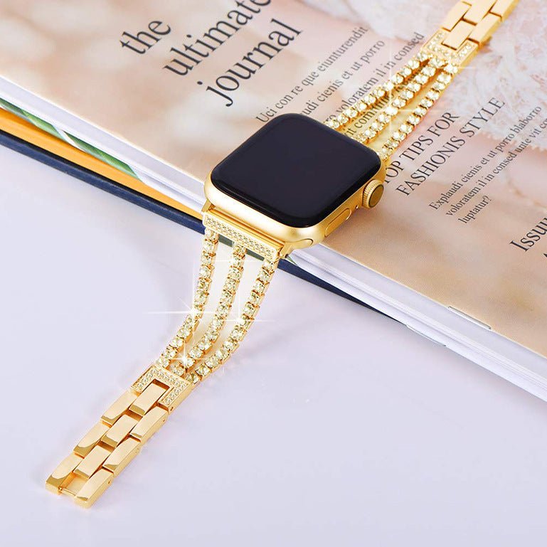 Bracelet Apple Watch doré avec cristaux scintillants et fermoir raffiné, design élégant pour soirée.