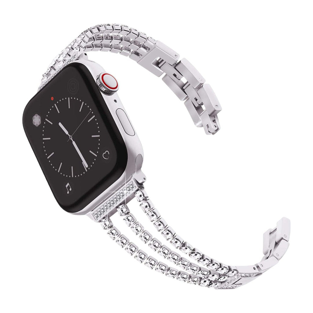 Bracelet Apple Watch argenté avec trois rangées de cristaux scintillants et fermoir métallique raffiné.