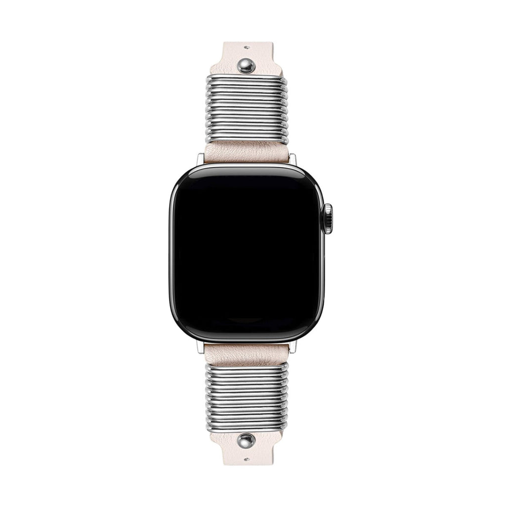 Bracelet Apple Watch en cuir rose pâle avec boucle argentée et effet ressort stylisé.