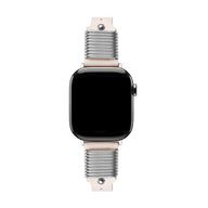 Bracelet Apple Watch en cuir rose pâle avec boucle argentée et effet ressort stylisé.
