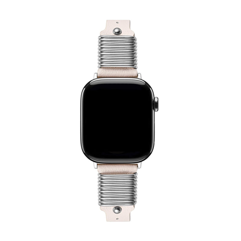 Bracelet Apple Watch en cuir rose pâle avec boucle argentée et effet ressort stylisé.