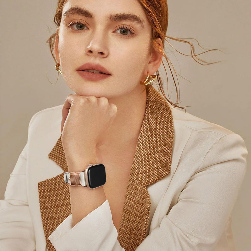 Bracelet Apple Watch femme en cuir rose pâle avec boucle argentée élégante style ressort.