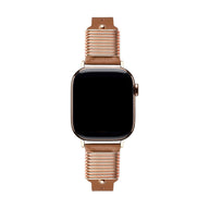 Bracelet pour Apple Watch femme en cuir rose poudré, boucle dorée élégante, effet ressort stylisé.