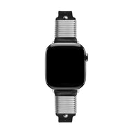 Bracelet Apple Watch cuir noir femme avec boucle métallique élégante et effet ressort stylisé.