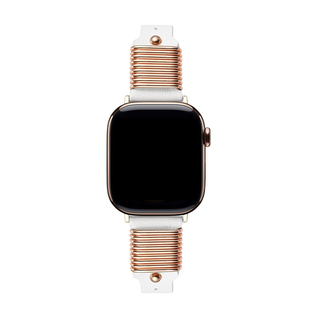 Bracelet Apple Watch blanc en cuir avec boucle métallique dorée effet ressort stylisé, design féminin élégant.