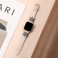Bracelet Apple Watch en cuir blanc crème avec boucle argent élégante et détail effet ressort stylisé.