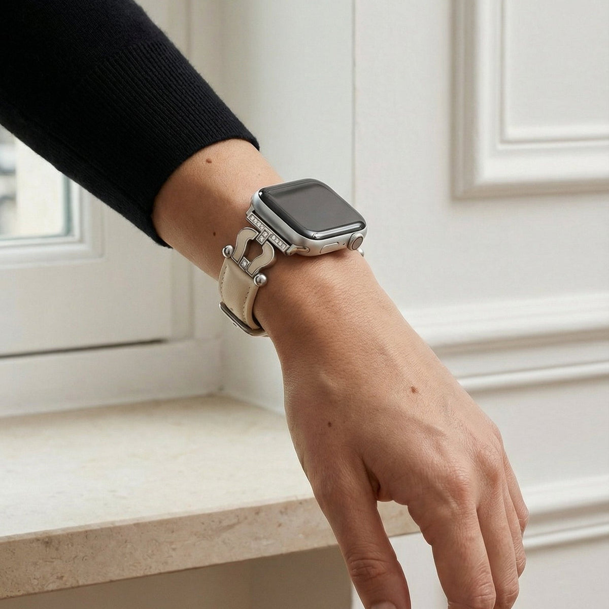 Premium leather Apple Watch bracelet adorned with a sparkling horseshoe, adjustable, refined look, Ustelle model