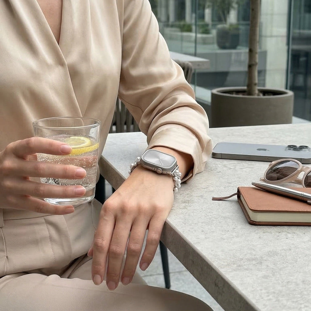 Bracelet Apple Watch décoratif, chaîne élégante avec perles et détails scintillants, bijou de poignet lumineux, modèle Laufey