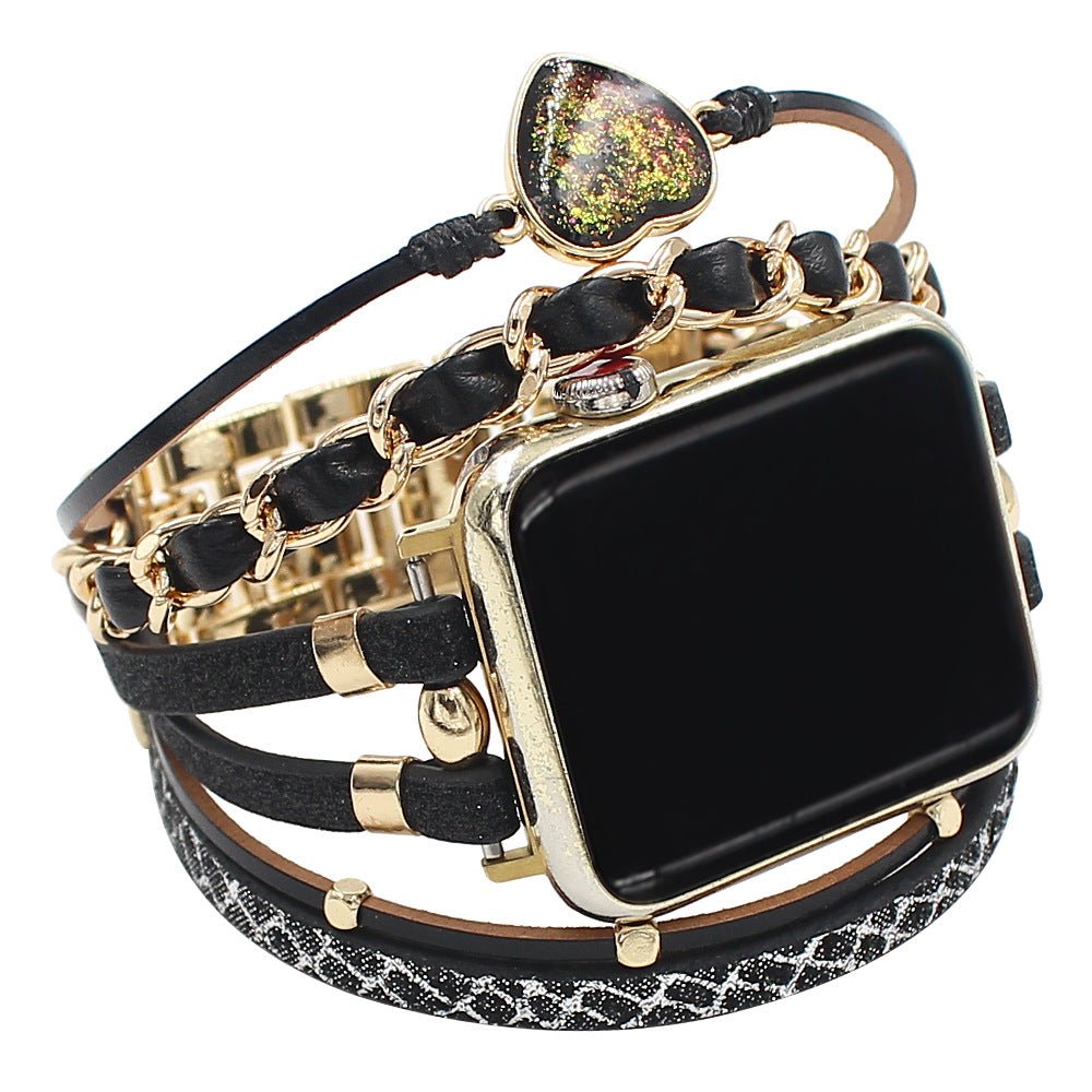 Bracelet Apple Watch femme avec sangle en cuir noir tressé, pierre cœur pailletée dorée et chaîne acier doré.