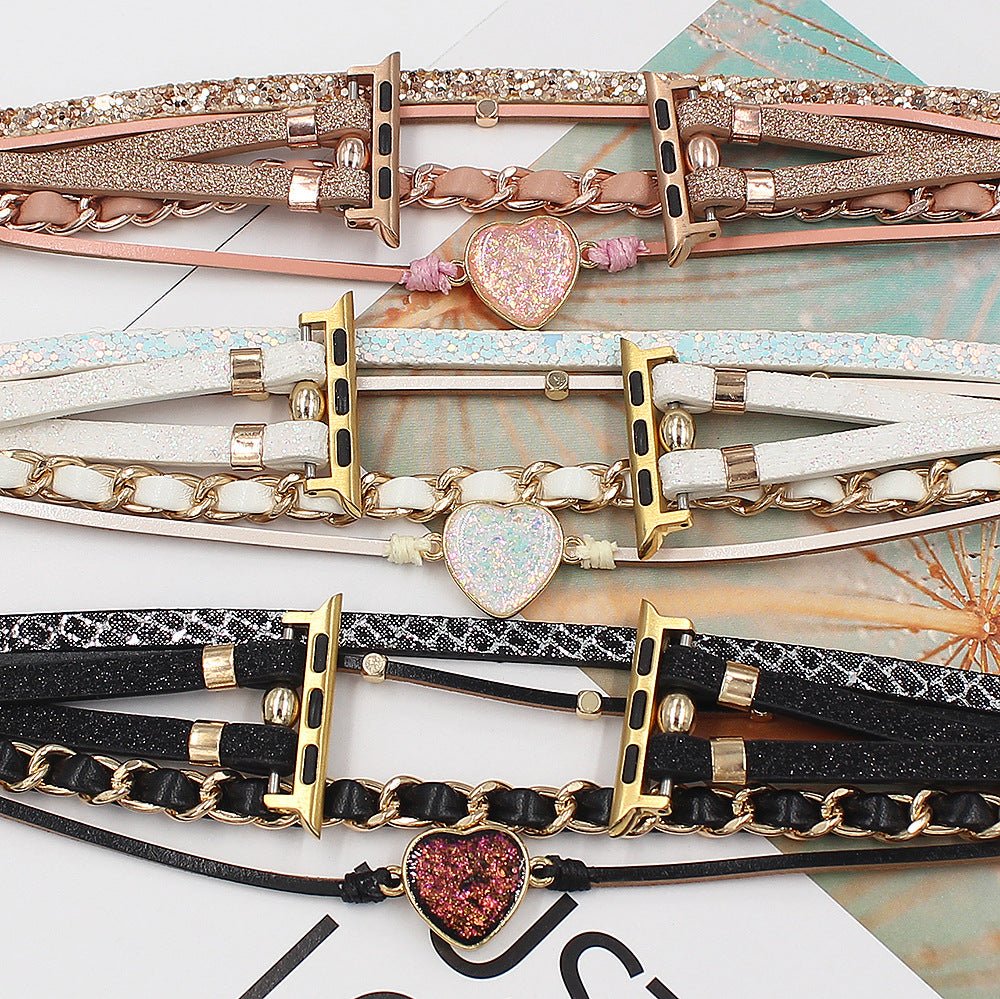 Bracelet Apple Watch femme cuir tressé rose avec pierre cœur pailletée rose doré; bracelet blanc nacré avec pierre cœur.