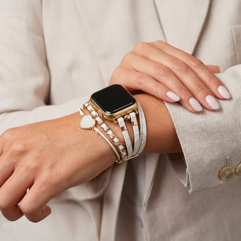 Bracelet Apple Watch femme en cuir blanc tressé avec pierre cœur pailleté doré et petits détails métalliques dorés.